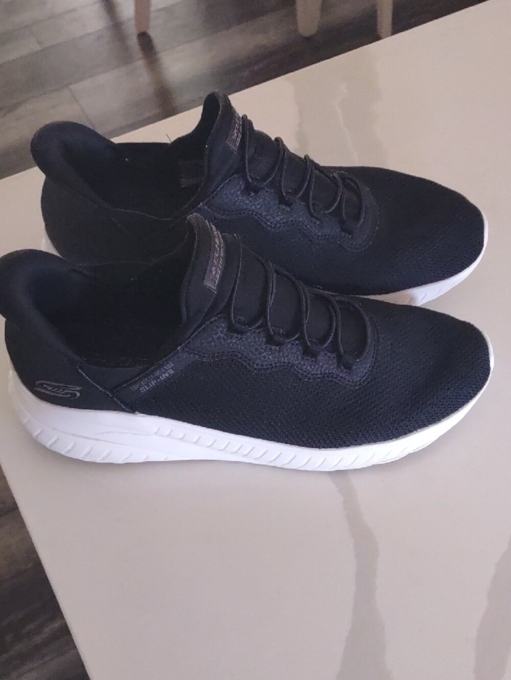 Skechers Women's Black Knit Slip-in Sneakers with White Sole  Size 10 Like New - Picture 2 of 6